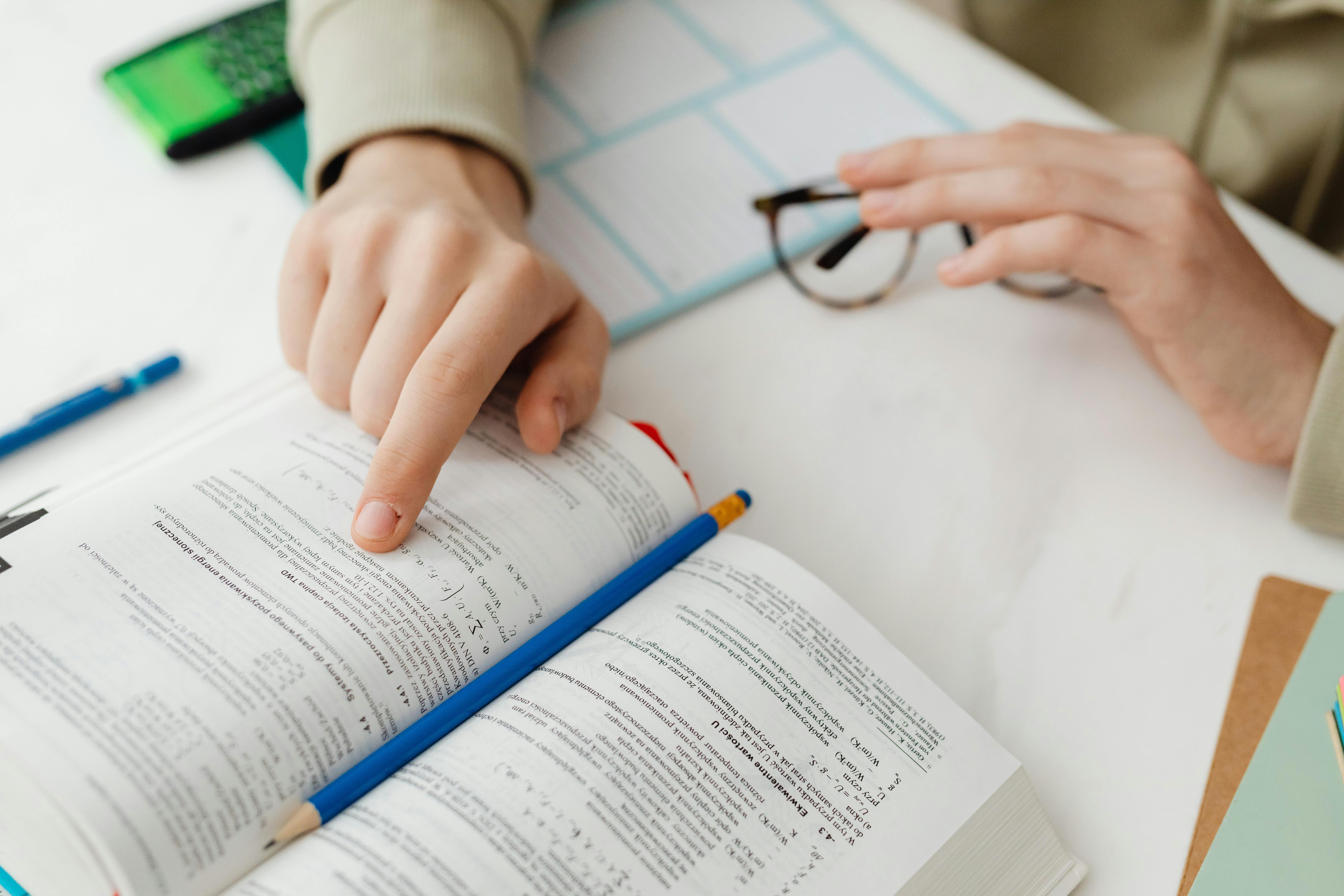[Courtesy of pexels](https://www.pexels.com/de-de/foto/person-schreibtisch-mathematik-bleistift-6958530/)